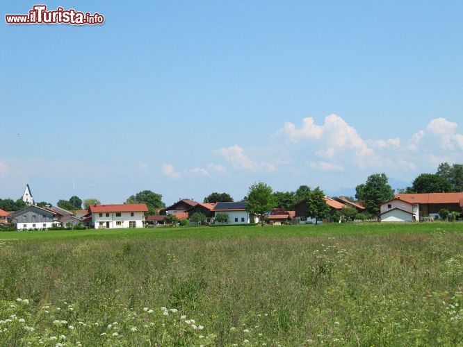 Immagine Il villaggio di Vagen e le campagne della valle del fiume Mangfall in Baviera - © Irmgard (Sucomo) - CC BY-SA 3.0  Wikimedia Commons