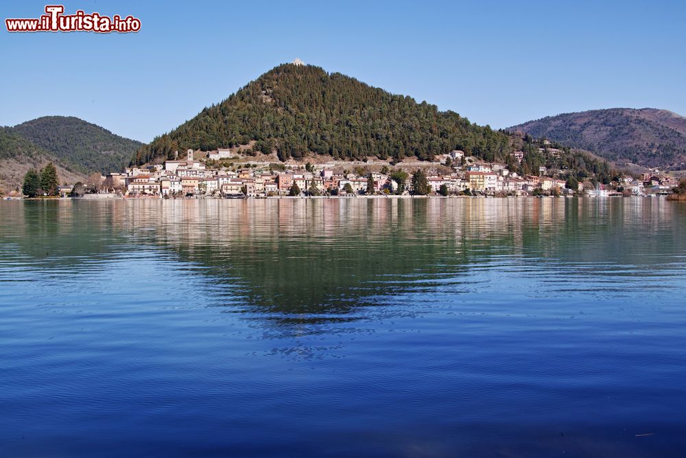 Immagine Il Villaggio ed il lago di piediluco in Umbria, al confine con il Lazio