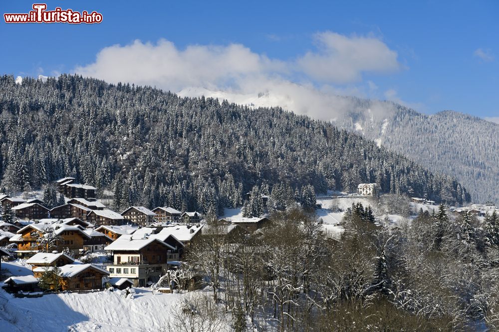 Immagine Il villaggio francese di Morzine in inverno con la neve sui tetti delle case, dipartimento dell'Alta Savoia.