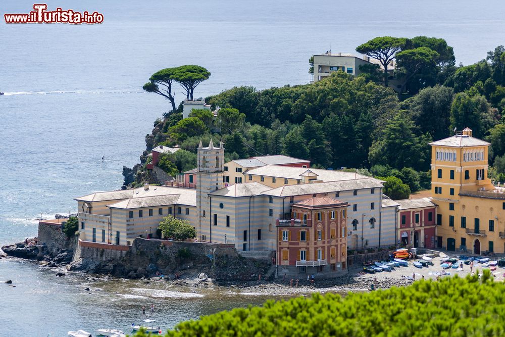 Immagine Il villaggio ligure di Sestri Levante fotografato dall'alto, Genova. Si affaccia a oriente sul Golfo del Tigullio.