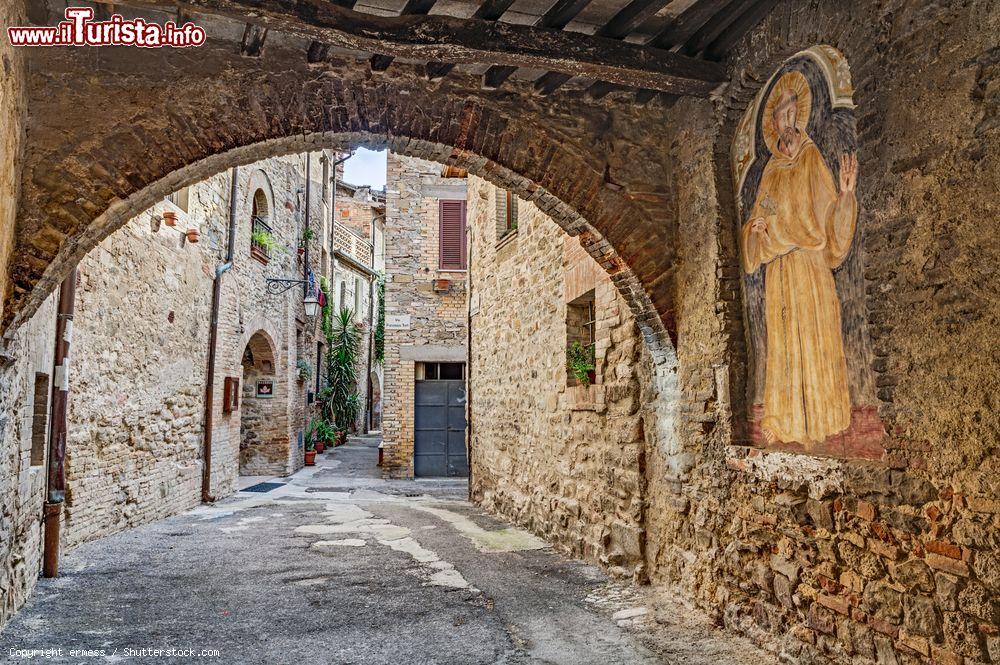 Immagine Il villaggio medievale di Bevagna, Umbria, Italia. La veduta pittoresca di un vicolo nel centro storico umbro - © ermess / Shutterstock.com