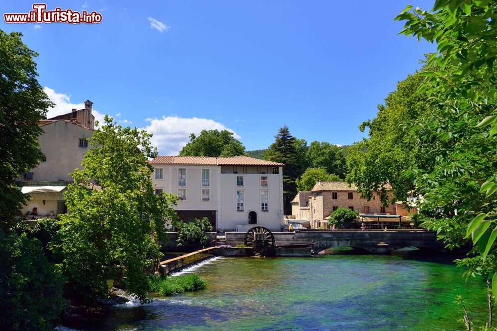 Immagine Il villaggio medievale di Fontaine-de-Vaucluse (Francia) sulle sponde del fiume Sorgue: Petrarca vi fece qui la sua dimora preferita nel XIV° secolo.