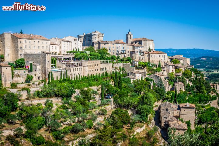 Immagine Il villaggio medievale di Gordes, Francia - Arroccato su una roccia e sul bordo dell'altopiano Vaucluse, Gordes è uno dei più bei villaggi di Francia, scelto da molte celebrità e artisti come luogo di residenza e villeggiatura. L'insicurezza dovuta alle invasioni nel corso dei secoli costrinse la popolazione rurale a rifugiarsi sulle colline dando così origine a questo borgo fortificato. Nel cuore del Luberon, Gordes è anche punto di partenza per molti tour alla scoperta di questo angolo di territorio francese © Lukasz Janyst / Shutterstock.com
