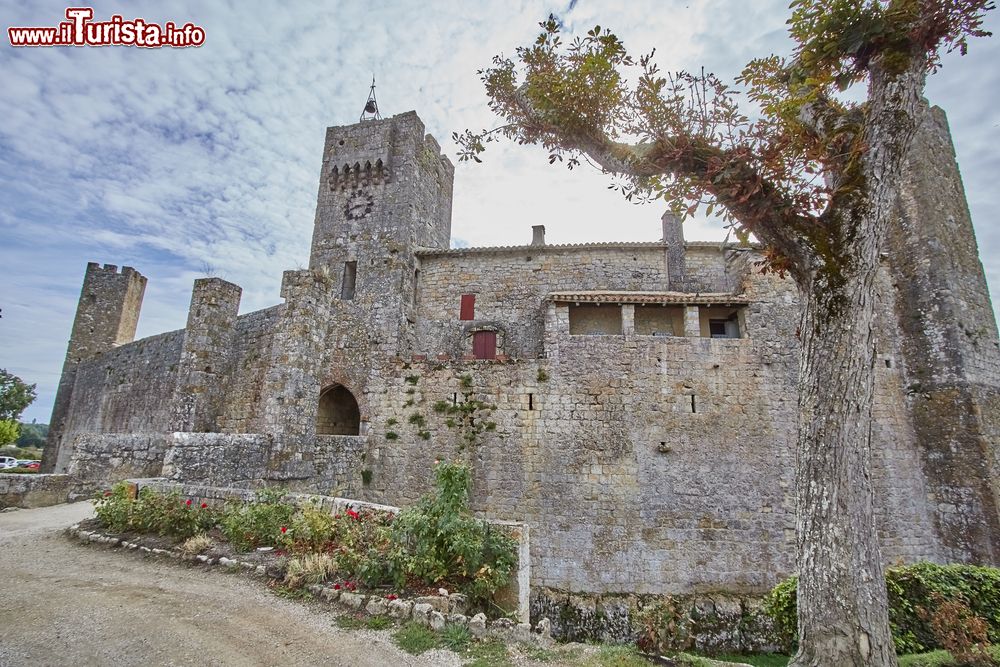 Immagine Il villaggio medievale di Larressingle nei pressi di Condom, Francia. E' la più piccola cittadina fortificata della Francia.