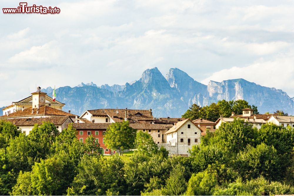 Immagine Il villaggio medievale di Mel nelle Dolomiti, Veneto. Sorge in Valbelluna sulla sponda sinistra del fiume Piave.