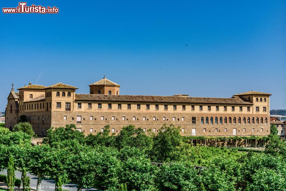 Immagine Il villaggio medievale di Olite in estate visto dal castello-fortezza dei Re di Navarra, Spagna - © pixels outloud / Shutterstock.com