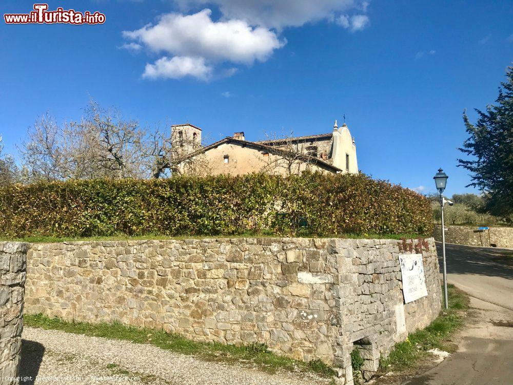 Immagine Il villaggio medievale di Rietine, frazione di Gaiole in Chianti, provincia di Siena. Ospita interessanti architetture civili e religiose fra cui la Chiesa di Santa Maria e il castello di Meleto - © DiegoMariottini / Shutterstock.com