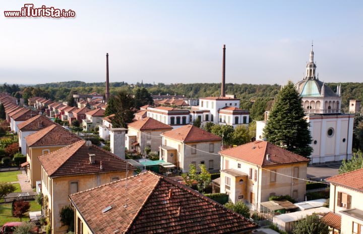 Immagine Crespi d'Adda: il villaggio operaio che è patrimonio dell'umanità - Fondato nel 1876 dall'imprenditore lombardo Cristoforo Benigno Crespi, il villaggio operaio di Crespi d'Adda è un vero e proprio gioiello di storia moderna italiana, espressione di quell'epoca industriale che, partendo dall'Inghilterra si diffuse in tutta Europa, creando degli straordinari microcosmi operai, di cui Crespi d'Adda è un bell'esempio. Proprio per la sua autenticità, per l'ottima conservazione e per l'efficienza che l'ha contraddistinto nel corso del tempo, il villaggio di Crespi d'Adda è stato insignito del prestigioso titolo di "patrimonio dell'umanità" dall'UNESCO.  - © pcruciatti / Shutterstock.com