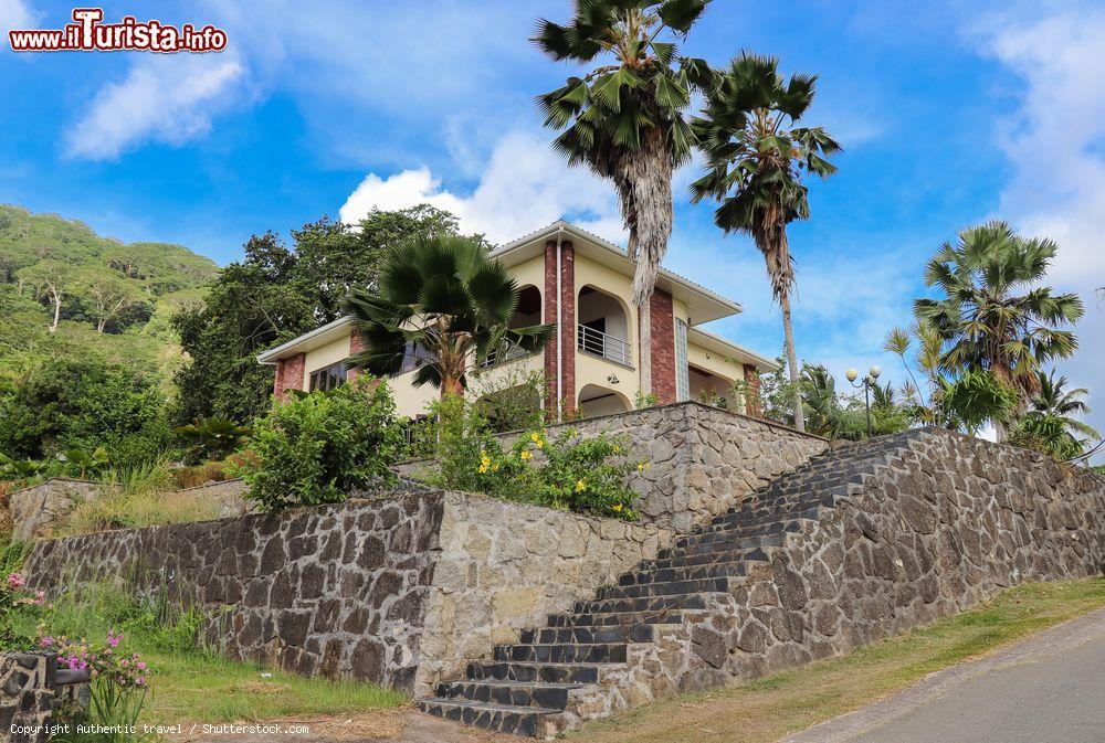 Immagine Il villaggio Pascal nei pressi di Beau Vallon Bay a Victoria, isola di Mahé, Seychelles - © Authentic travel / Shutterstock.com