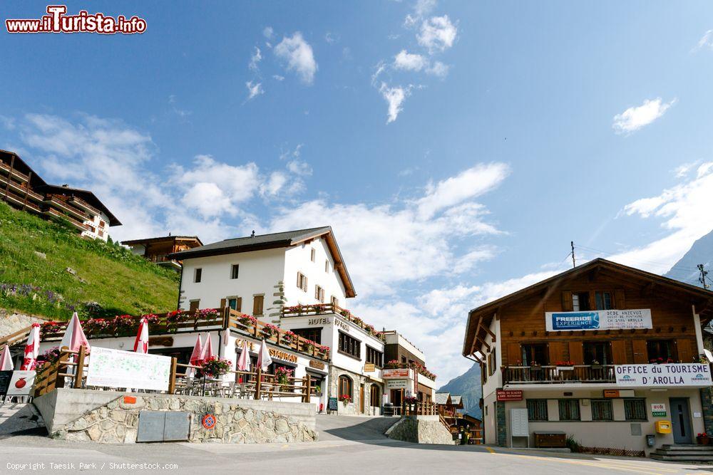 Immagine Il villaggio rurale di Arolla, Svizzera. In questa località si possono trovare diverse strutture ricettive, dagli alberghi lussuosi a quelli più economici ma altrettanto confortevoli  - © Taesik Park / Shutterstock.com