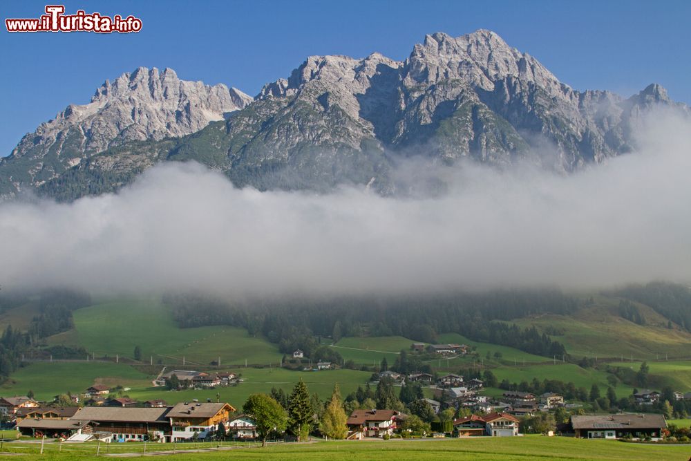 Immagine Il villaggio turistico di Leogang fotografato sotto le nuvole, Austria. Sopra, i picchi delle Loferer mountains.