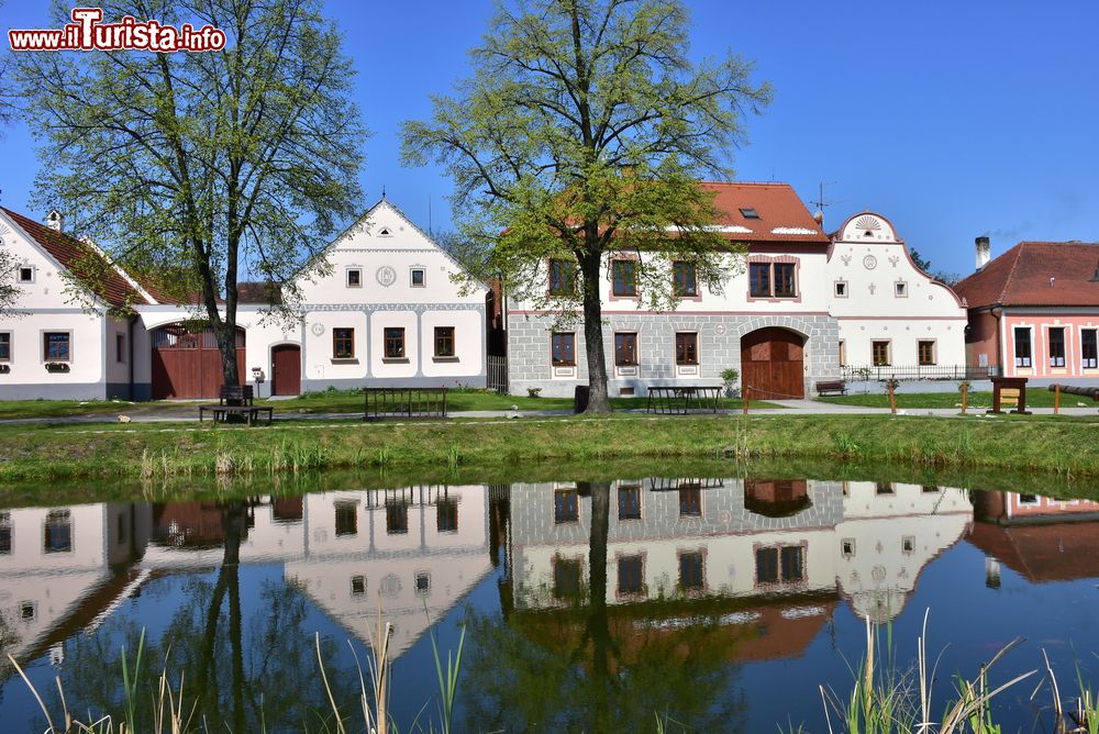 Immagine Le case colorate de villaggio UNESCO di Holasovice in Repubblica Ceca