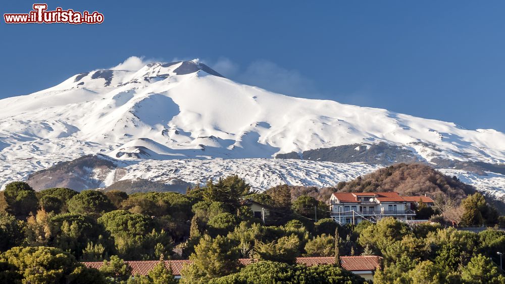 Immagine Il Vulcano Etna in inverno, fotografato da Nicolosi, provincia di Catania