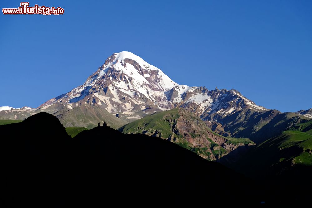 Immagine Il Vulcano Kazbegi nel Caucaso della Georgia, con il Monastero della Trinità di Gergeti in primo piano.
