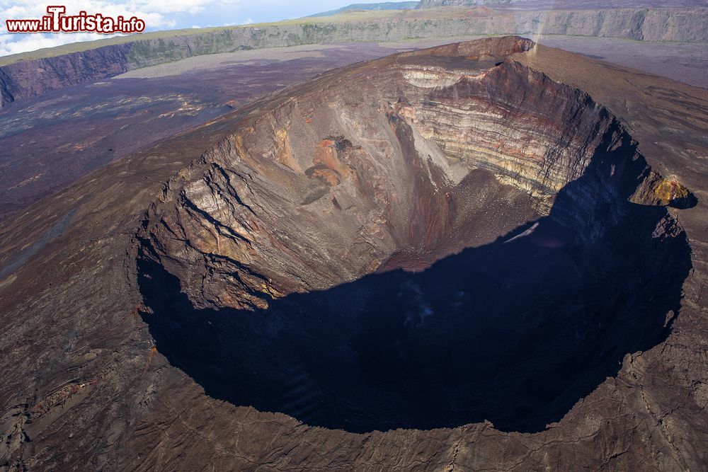 Immagine Il vulcano Piton de la Fournaise a La Réunion, Francia d'oltremare. Questo vulcano, che culmina a 2632 metri di altitudine, è uno dei più attivi del pianeta.