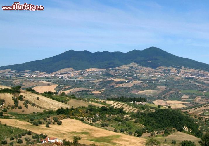 Immagine Il vulcano spento del Monte Vulture in Basilicata. I Laghi di Monticchio rimangono appena dietro al versante di sinistra in fotografia - © Generale Lee -CC BY-SA 3.0 - Wikimedia Commons.