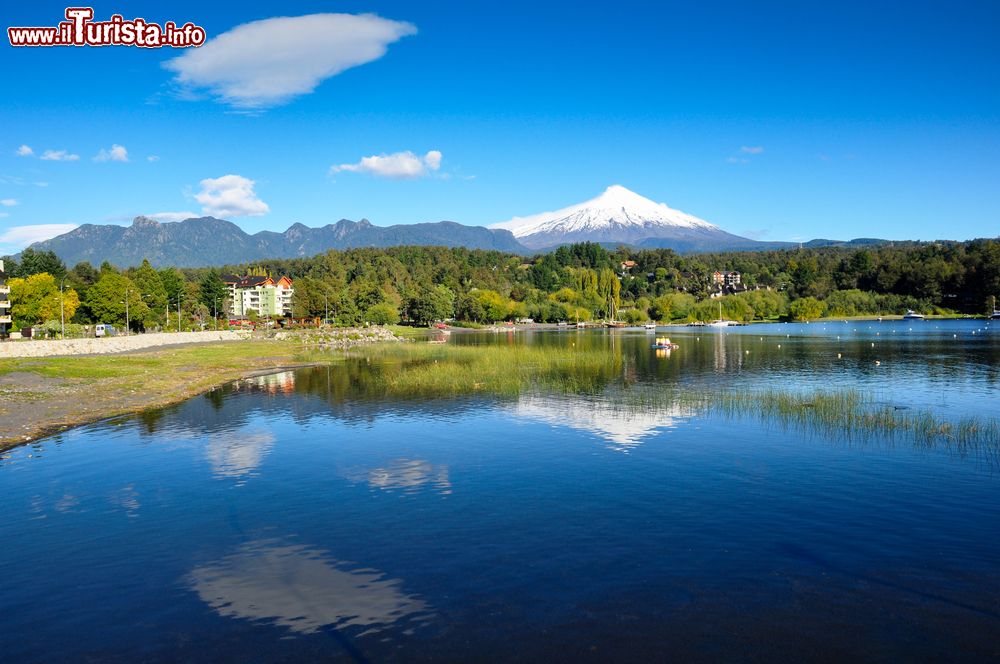 Immagine Il vulcano Villarrica nella città di Pucon, Cile. E' uno dei soli 5 vulcani al mondo a possedere sul cratere sommitale un lago di lava perenne.