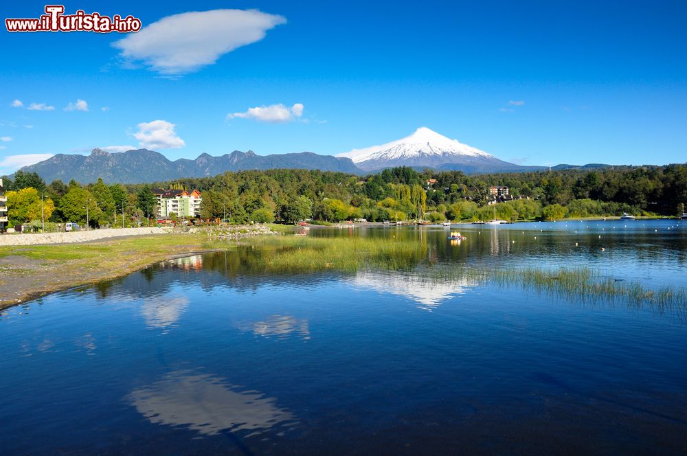 Immagine Il vulcano Villarrica nella città di Pucon, Cile. E' uno dei soli 5 vulcani al mondo a possedere sul cratere sommitale un lago di lava perenne.