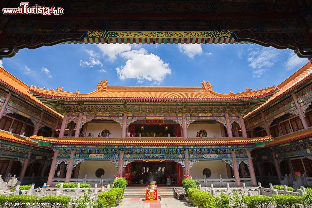 Immagine Il Wat Len Nei Yi, il tempio del Dragone Kammalawat a Nonthaburi (Thailandia) - © sorawit pramokchutima / Shutterstock.com