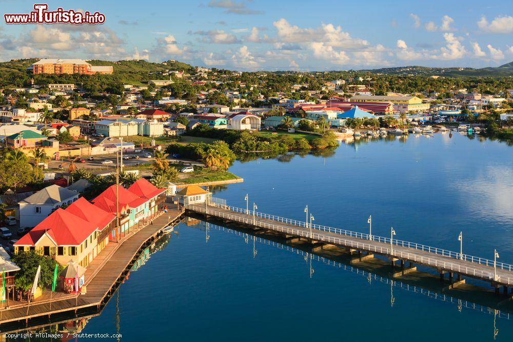 Immagine Il Waterfront di St John's isola di Antigua e il molo di attracco delle navi da crociera caraibiche - © ATGImages / Shutterstock.com