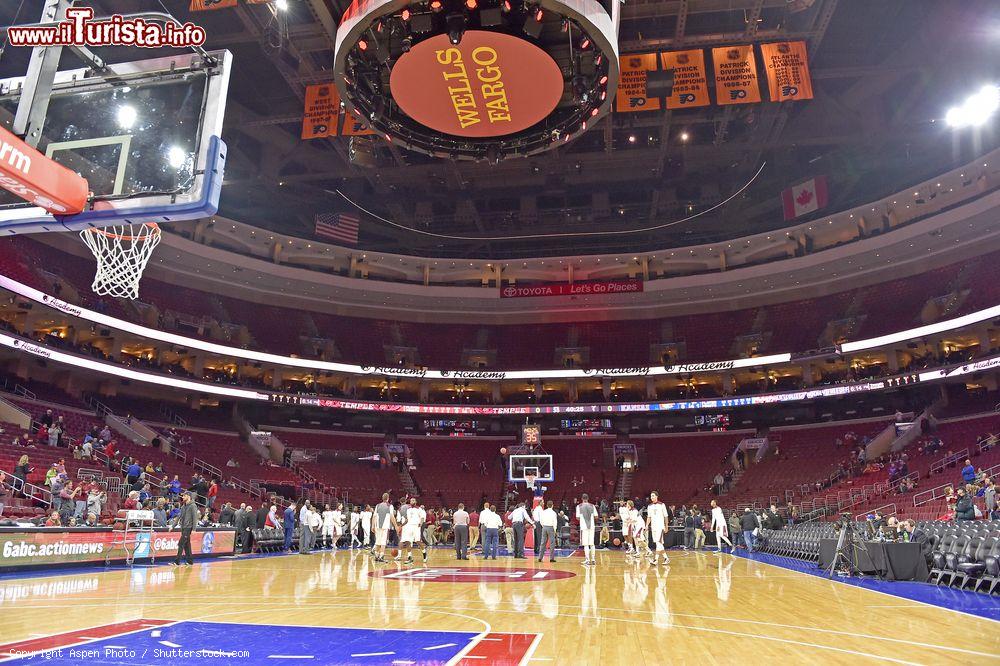 Immagine Il Wells Fargo Center di Philadelphia, Pennsylvania (USA) prima della partita NCAA di basketball fra Temple e Kansas. Questo palazzetto dello sport può ospitare sino a 19.500 persone - © Aspen Photo / Shutterstock.com