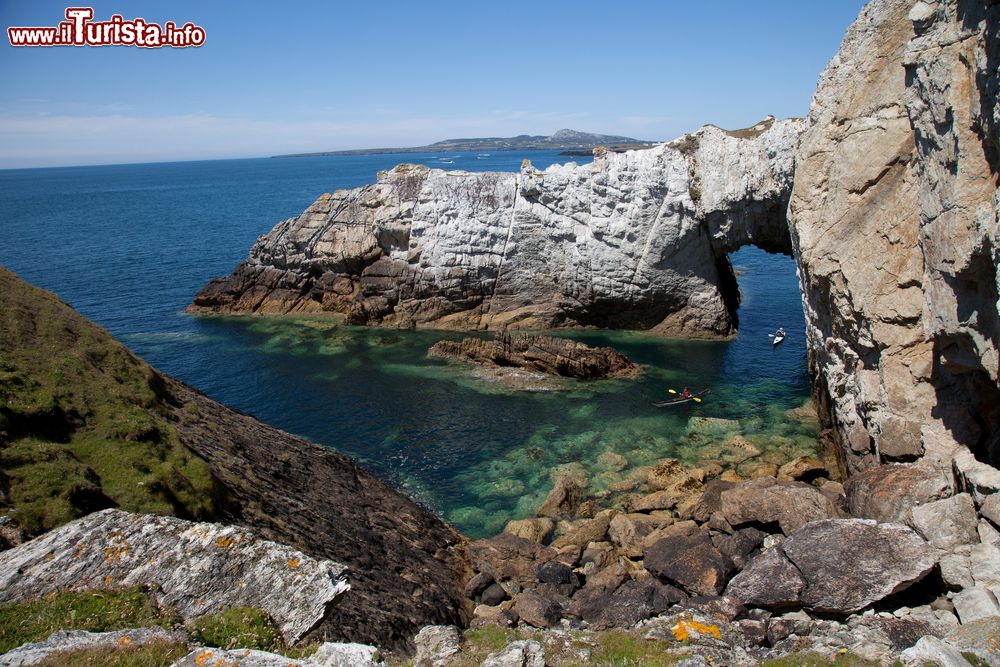 Immagine Il White Arch e una veduta di Rhoscolyn sull'isola di Holy a Anglesey, Galles, UK. Rhoscolyn è l'insediamento più a sud di Holy Island.