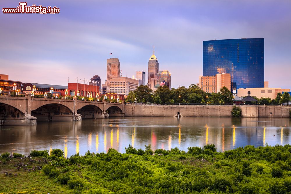 Immagine Il White River al tramonto e la Skyline di Indianapolis, USA.