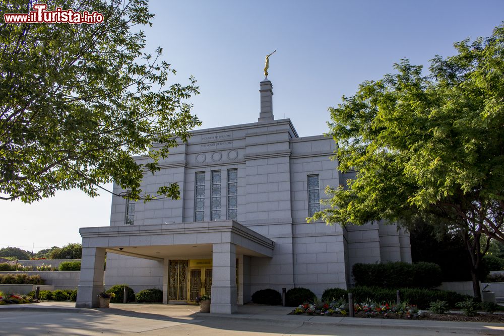 Immagine Il Winter Quarters Nebraska Temple a Omaha (USA): si tratta del 104° tempio operativo della Chiesa di Gesù Cristo dei Santi degli Ultimi Giorni.