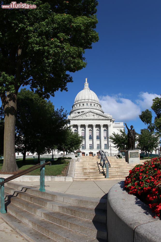 Immagine Il Wisconsin State Capitol Building a Madison, Wisconsin, USA. Sede governativa dello stato del Wisconsin, fu completato nel 1906. Si tratta di un bell'esempio di edificio in Beaux-Arts.