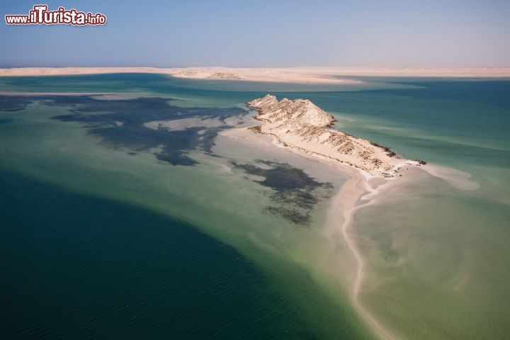 Immagine Île du Dragon: le acque limpide della baia di Dakhla ospitano quest'isola che durante la bassa marea diventa raggiugibile anche a piedi.