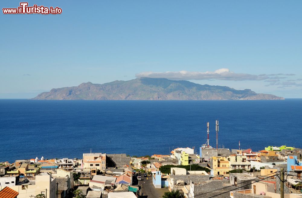 Immagine L'Ilha Brava vista da São Filipe, capoluogo dell'isola di Fogo, Capo Verde.
