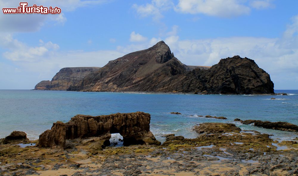 Immagine L'Ilheu da Cal (Isoletta della Calce) a poche centinaia di metri dalla costa meridionale dell'isola di Porto Santo (Madeira).