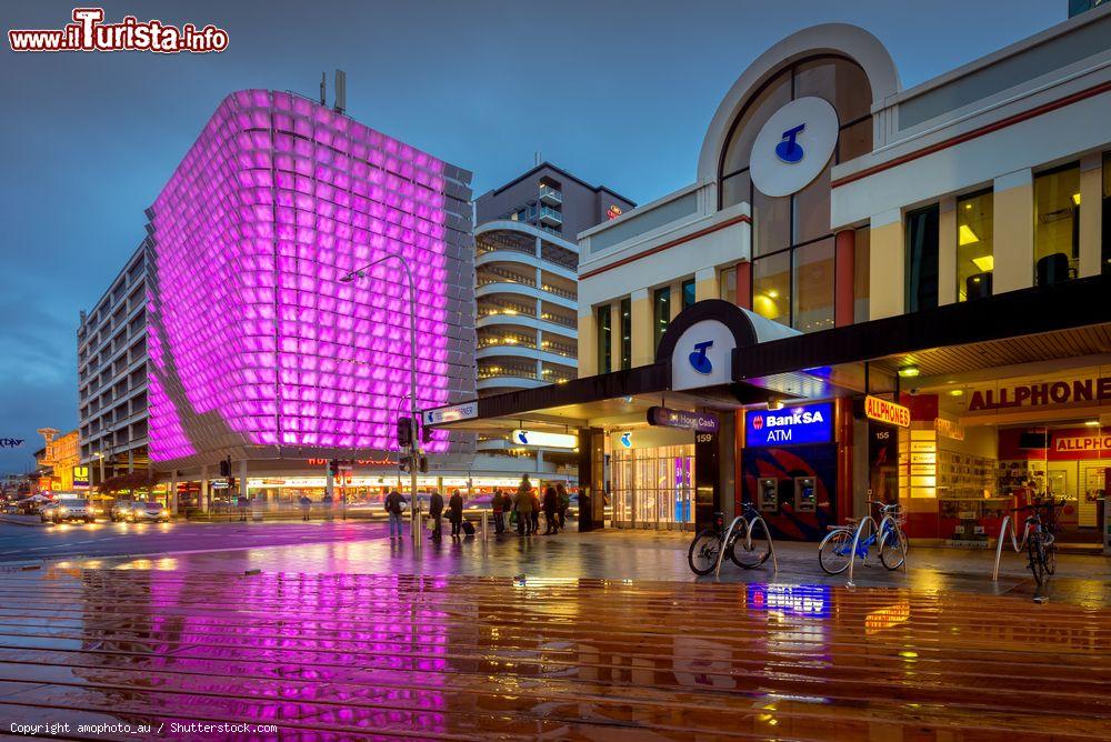 Immagine Illuminazione colorata by night su UPark sopra Hungry Jacks su Rundle Street a Adelaide (Australia) - © amophoto_au / Shutterstock.com