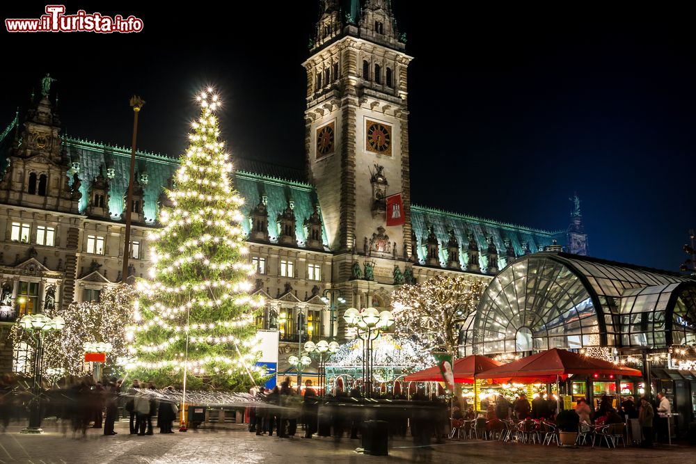 Immagine Illuminazione natalizia nel centro di Amburgo, Germania. Una bella immagine del mercatino di Natale organizzato di fronte al Municipio cittadino.