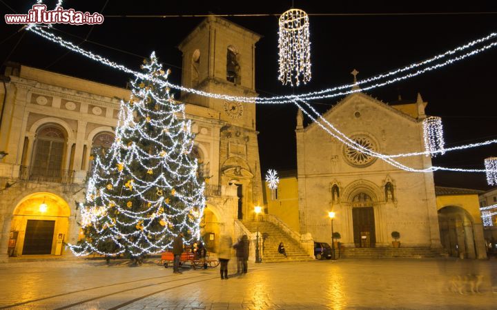 Immagine Illuminazioni natalizie by night in piazza San Benedetto a Norcia, Umbria. Così si presentava questa bella piazza della località in provincia di Perugia con i suoi edifici religiosi e civili prima del sisma del 2016 - © Buffy1982 / Shutterstock.com