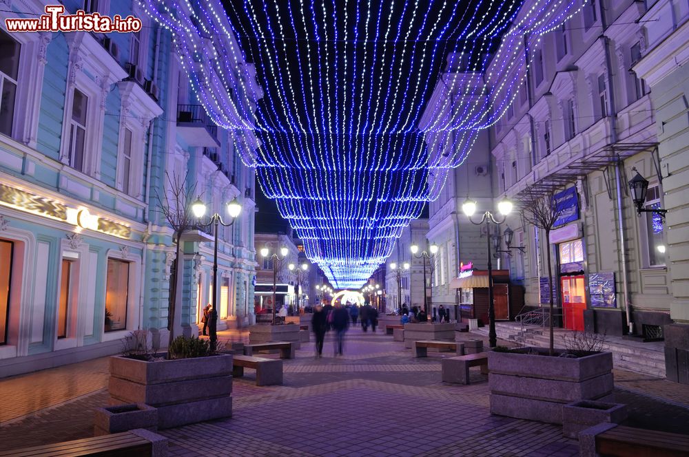 Immagine Illuminazioni natalizie lungo la via della cattedrale di Rostov-on-Don, Russia, di notte.