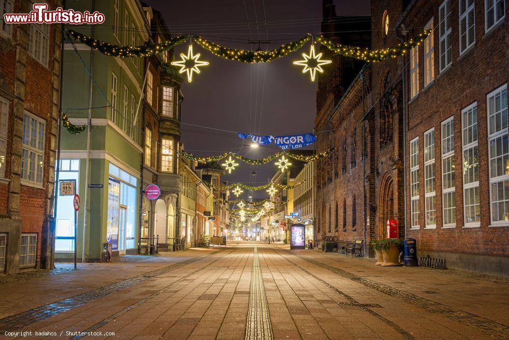 Immagine Illuminazioni notturne durante il Natale in una via del centro a Helsingor, Danimarca - © badahos / Shutterstock.com