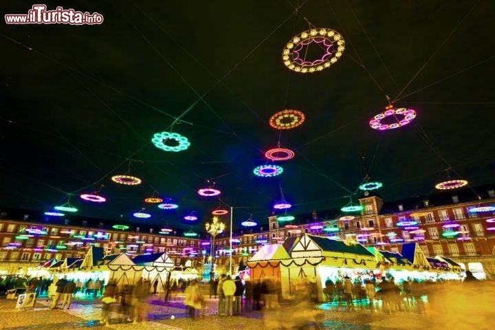 Immagine Illuminazioni natalizia a Plaza Mayor durante i mercatini di natale - © Jorg Hackemann / shutterstock.com