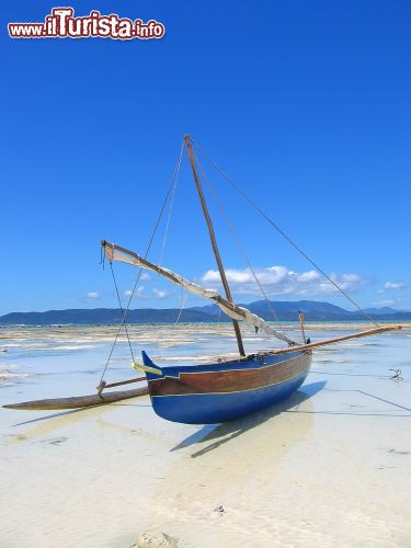 Immagine L'imbarcazione di un pescatore sulla spiaggia di Nosy Iranja, nel nord-ovest del Madagascar - foto © POZZO DI BORGO Thomas / Shutterstock