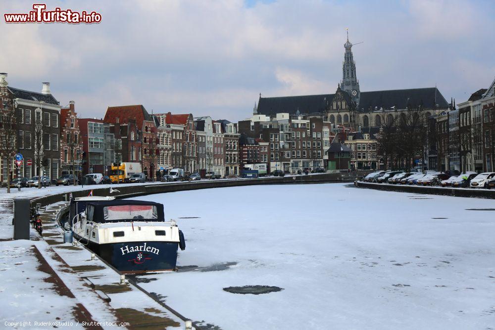 Immagine Imbarcazione con la scritta Haarlem ormeggiata in inverno sul fiume Spaarne ghiacciato, Olanda - © RudenkoStudio / Shutterstock.com