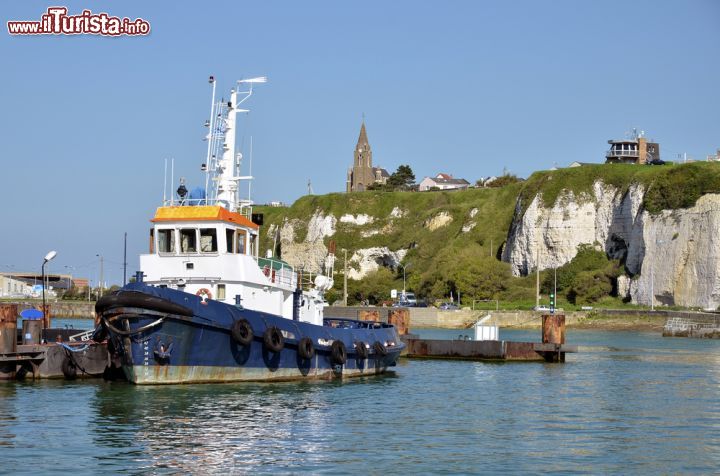 Immagine Imbarcazione da pesca al porto di Dieppe, Alta Normandia, Francia. Siamo nel dipartimento della Senna Marittima - © 116537773 / Shutterstock.com