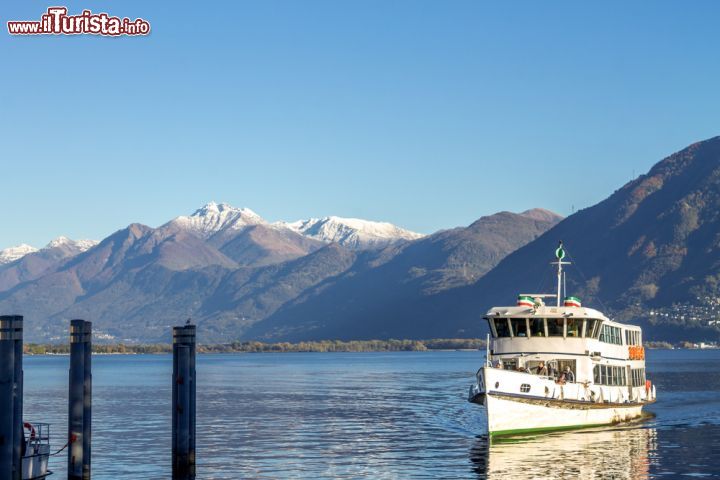 Immagine Imbarcazione nel Lago Maggiore, Svizzera. Secondo lago d'Italia per superficie dopo quello di Garda, il Verbano condivide le sue sponde fra Svizzera, Canton Ticino, e Italia, province di Verbano-Cusio-Ossola, Novara e Varese - © LaMiaFotografia / Shutterstock.com