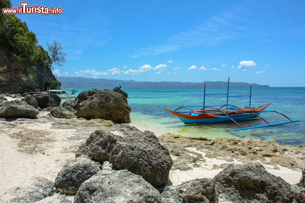 Immagine Un'imbarcazione nella Blue Lagoon di Boracay, isola delle Filippine che misura 7 km in lunghezza e con una larghezza variabile tra 1 km e 3 km.