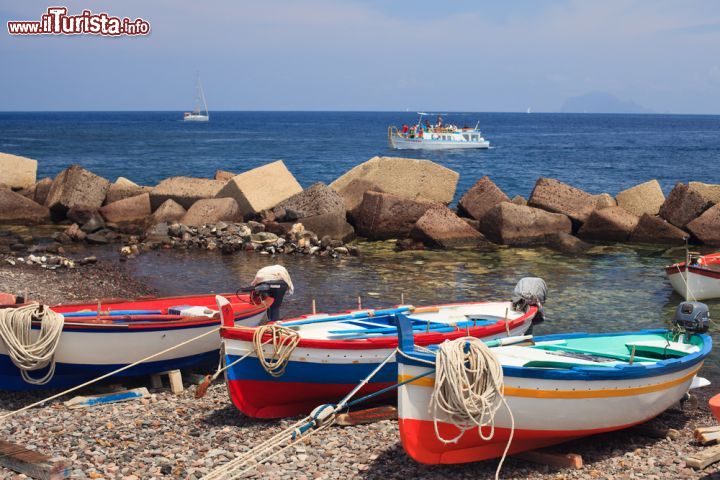 Immagine Imbarcazioni a Salina, Sicilia - Colori sgargianti per le tradizionali barche usate dai pescatori di Salina, il cui nome sembra derivare da un piccolo lago costiero situato nella parte meridionale dell'isola, un tempo utilizzato come salina. Il mare che circonda questa terra delle Eolie è ricco di fauna ittica © EugeniaSt / Shutterstock.com