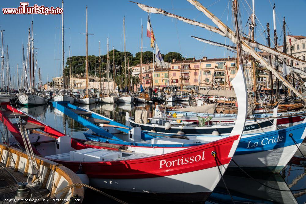 Immagine Imbarcazioni colorate al porto di Sanary-sur-Mer, Francia - © timsimages.uk / Shutterstock.com