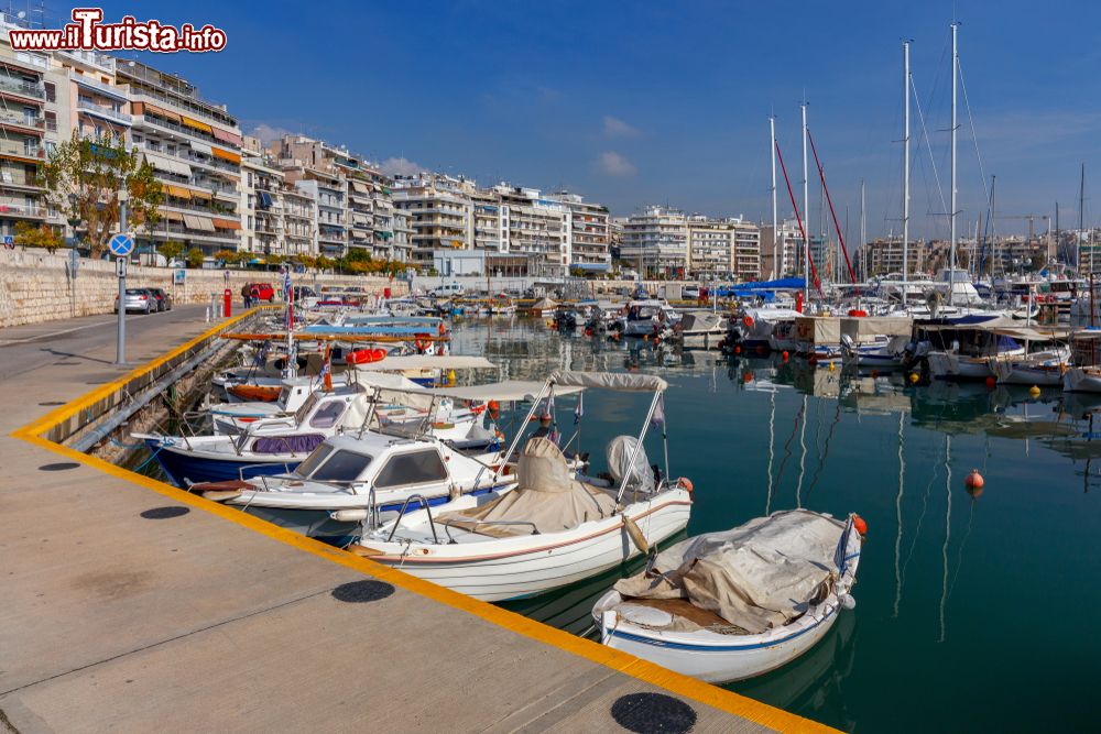 Immagine Imbarcazioni ormeggiate al porto ateniese del Pireo, Grecia, in una giornata di sole.