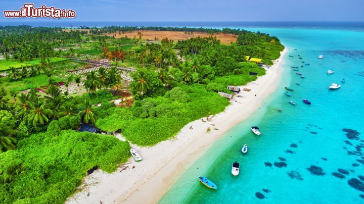 Immagine Imbarcazioni ormeggiate di fronte a una spiaggia su un'isola dell'arcipelago delle Madive, Oceano Indiano - foto © Nadezhda1906 / Shutterstock.com