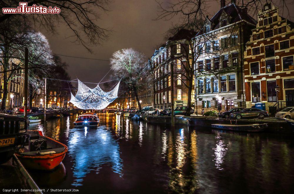Immagine Imbarcazioni sui canali di Amsterdam nel periodo del Festival delle Luci (Light Frestival), in inverno - foto © InnervisionArt / Shutterstock.com