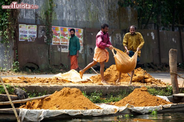 Immagine Alcuni uomini caricano le loro imbarcazioni per trasportare il materiale utilizzando le backwaters nella città di Alleppey (Alapphuza), India - foto © dp Photography / Shutterstock.com