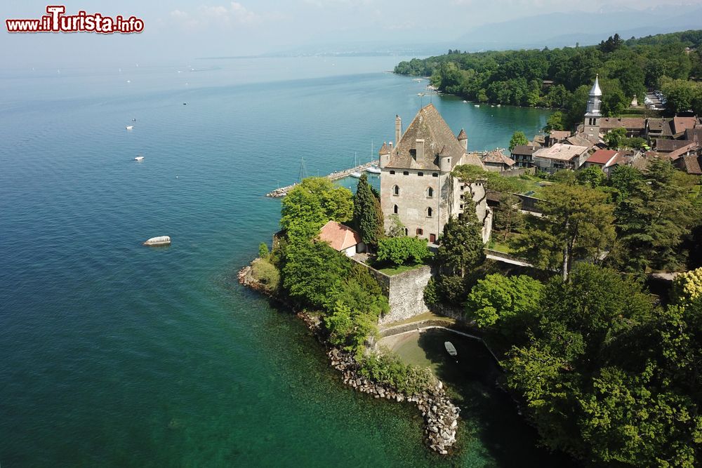 Immagine Immagine aerea di Yvoire (Francia) e del suo castello scattata da un drone. Siamo sul Lago Lemano, altrimenti detto Lago di Ginevra.